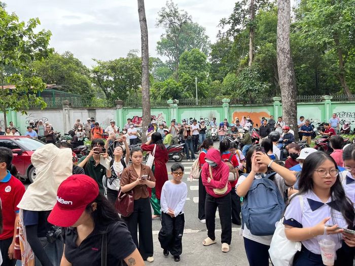 Thời gian thi môn Ngữ văn đã hết. Ảnh: Anh Nhàn.