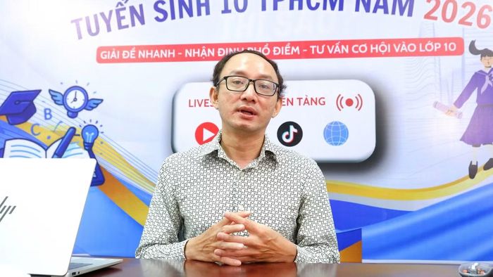 Thầy Phạm Công Nhật chia sẻ tại trường quay của báo Tiền Phong.