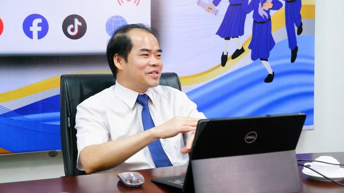 Thạc sĩ Hồ Viết Cường - Phó Hiệu trưởng Trường THCS -THPT Hai Bà Trưng - giải đáp câu hỏi của MC.