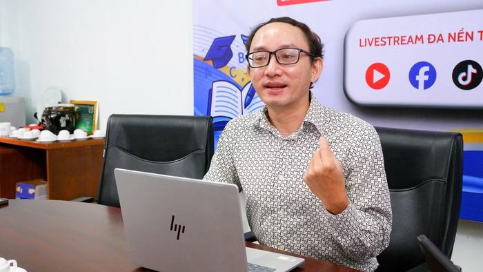 Thạc sĩ truyền thông UK Phạm Công Nhật - Giám đốc truyền thông toàn quốc hệ thống DOL English, cựu học sinh Trường THPT Phú Nhuận - là khách mời của buổi livestream giải đề Ngữ văn.