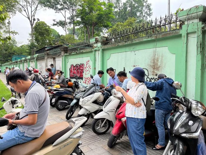 Điểm thi THPT Trưng Vương có nhiều phụ huynh chờ con ở cổng.