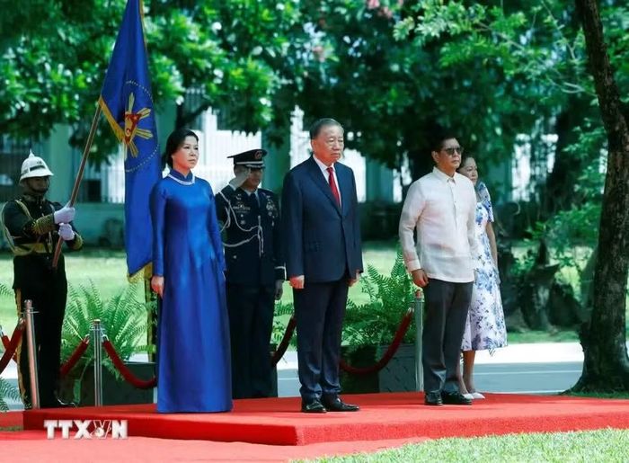 Tổng Bí thư, Chủ tịch nước Tô Lâm và Phu nhân cùng Tổng thống Philippines Ferdinand Romualdez Marcos Jr. và Phu nhân tại lễ đón. Ảnh: Thống Nhất/TTXVN.