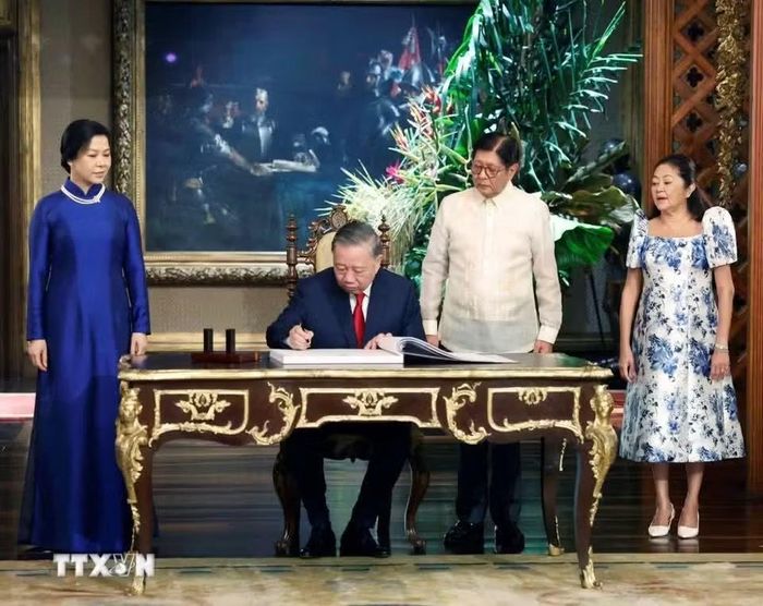 Tổng Bí thư, Chủ tịch nước Tô Lâm ghi sổ lưu niệm. Ảnh: Thống Nhất/TTXVN.