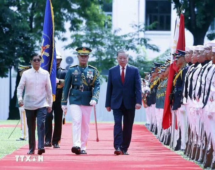 Tổng Bí thư, Chủ tịch nước Tô Lâm và Tổng thống Philippines Ferdinand Romualdez Marcos Jr. duyệt đội danh dự. Ảnh: Thống Nhất/TTXVN.