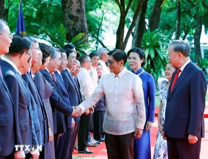 Tổng Bí thư, Chủ tịch nước Tô Lâm giới thiệu với Tổng thống Philippines Ferdinand Romualdez Marcos Jr. và Phu nhân thành viên đoàn cấp cao Việt Nam dự lễ đón. Ảnh: Thống Nhất/TTXVN.