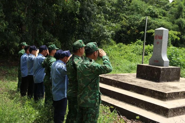 Lực lượng bộ đội biên phòng và bảo vệ Công ty cổ phần Cao su Tân Biên phối hợp tuần tra, bảo vệ đường biên, cột mốc trên địa bàn.
