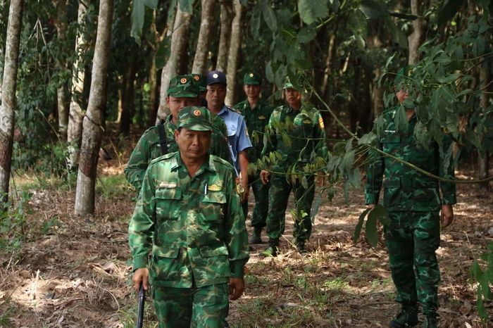 Thiếu tá Dương Trọng Khôi (đi đầu) cùng các lực lượng tuần tra trên tuyến biên giới do Đồn Biên phòng Suối Lam quản lý. Công tác tuần tra được duy trì thường xuyên để bảo vệ đường biên, cột mốc và giữ gìn an ninh trật tự địa bàn.