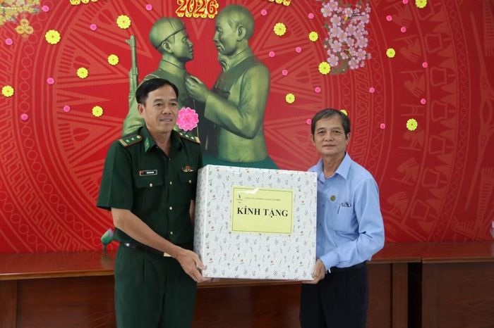 Ông Trần Văn Toàn (phải) đại diện Công ty cổ phần Cao su Tân Biên thăm hỏi, trao quà cho cán bộ Đồn Biên phòng Suối Lam thắt chặt mối quan hệ gắn bó giữa doanh nghiệp và lực lượng biên phòng.