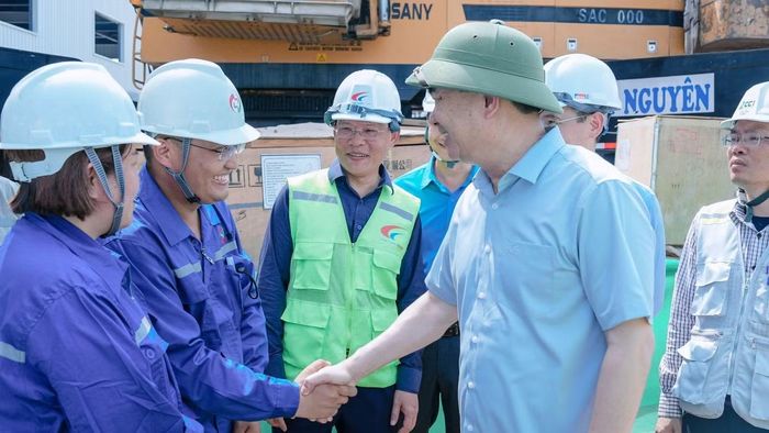 Bí thư Đảng ủy, Chủ tịch HĐTV Tập đoàn Ngô Hoàng Ngân và Công đoàn TKV đã trực tiếp trao quà, thăm hỏi và động viên người lao động của các đơn vị.