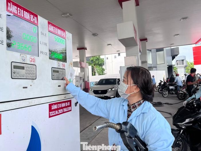 Không chỉ doanh nghiệp đầu mối, các doanh nghiệp bán lẻ cũng hoàn tất sớm việc chuyển đổi sang bán xăng E10 theo đúng quy định. Cây xăng Hiệp Quế trên đường Võ Văn Kiệt bán xăng E10, giá 23.660 đồng/lít