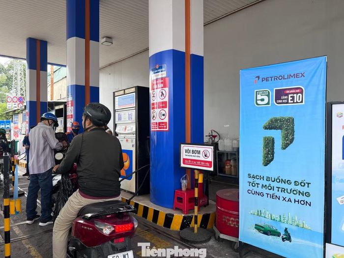 Theo nhiều người dân, xăng E10 tính năng cũng như nhiều loại xăng trước đây. Tuy nhiên, vì đây là xăng sinh học, góp phần bảo vệ môi trường nên bà con hưởng ứng nhiều hơn.