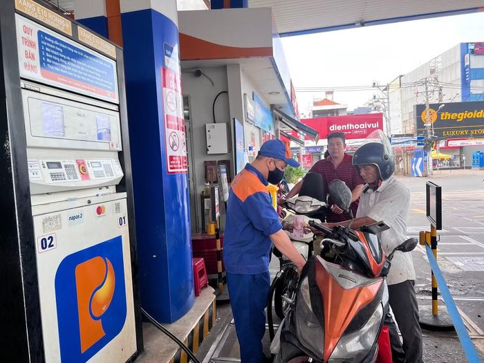 Tại cửa hàng số 13 của Petrolimex, nhân viên cho biết đã đưa xăng E10 vào phục vụ người dân từ nhiều ngày trước đó. Người dân lúc đầu còn khá bỡ ngỡ nhưng nay đều sử dụng bình thường