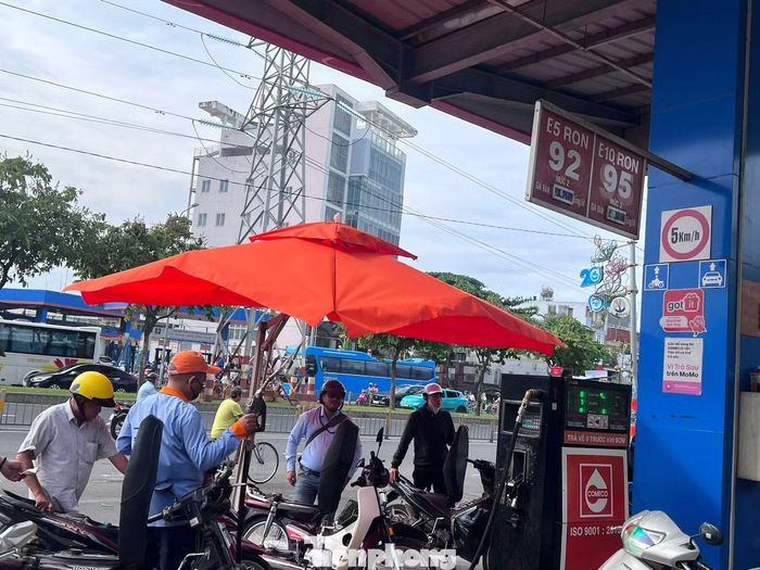 Khách nhộn nhịp chờ đổ xăng E10