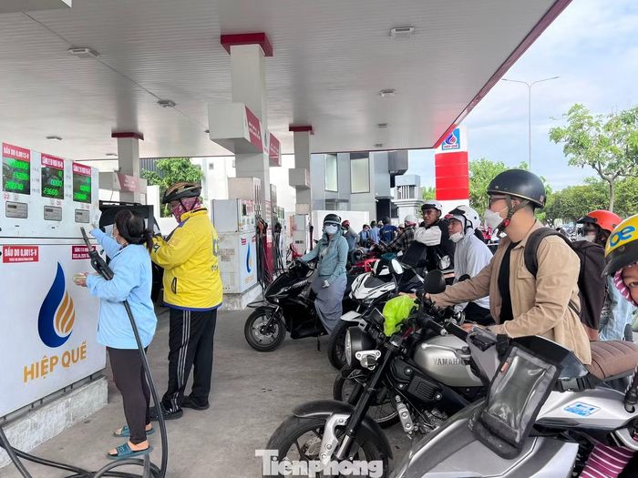 Chủ xe nên duy trì mức xăng tối thiểu khoảng 3/4 bình nếu xe ít sử dụng. Việc này giúp giảm khoảng không chứa không khí ẩm trong bình xăng, từ đó hạn chế ethanol hút nước và gây phân tách. Trong trường hợp xe để qua đêm hoặc nhiều ngày không vận hành, người dùng có thể đổ thêm xăng mới trước khi sử dụng để pha loãng phần nhiên liệu cũ có thể đã hấp thụ hơi ẩm và lắng xuống đáy bình. Chủ xe cũng cần thay lọc xăng đúng định kỳ, kiểm tra hệ thống nhiên liệu thường xuyên và tránh để xăng tồn quá lâu trong xe.