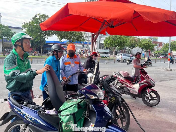 Nhiều khách hàng lần đầu đổ xăng E10 cũng còn nhiều thắc mắc. Tuy nhiên sau vài lần đổ thử, thấy xe vẫn chạy bình thường nên hầu hết yên tâm hơn. Tại cửa hàng CoMECO trên đường Kinh Dương Vương, ngoài xăng E10 còn có xăng E5 để phục vụ khách hàng
