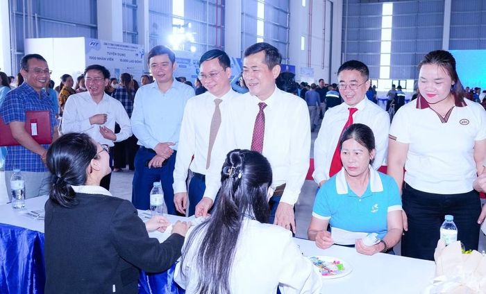Lãnh đạo tỉnh Nghệ An tham gia ngày hội việc làm đợt 2, năm 2026 tại Khu công nghiệp WHA Nghệ An. (Ảnh: T.Lê)