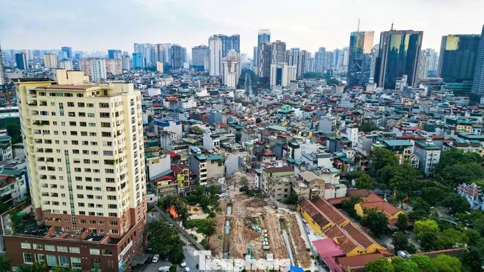Từ trên cao có thể thấy rõ khu vực vừa hoàn thành giải phóng mặt bằng tại nút giao gần chùa Trung Kính Hạ. Sau khi bàn giao, các đơn vị triển khai thi công theo hình thức cuốn chiếu.