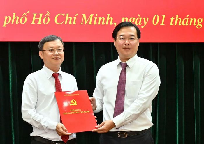 Ông Lê Quốc Phong trao quyết định cho ông Nguyễn Xuân Hoàng. Ảnh: Việt Dũng