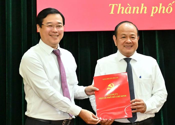 Ông Lê Quốc Phong trao quyết định cho ông Nguyễn Minh Chánh. Ảnh: Việt Dũng