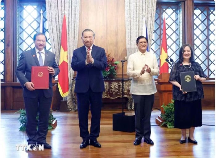 Hai nhà lãnh đạo chứng kiến lễ ký thỏa thuận hợp tác Việt Nam - Philippines. Ảnh: TTXVN.