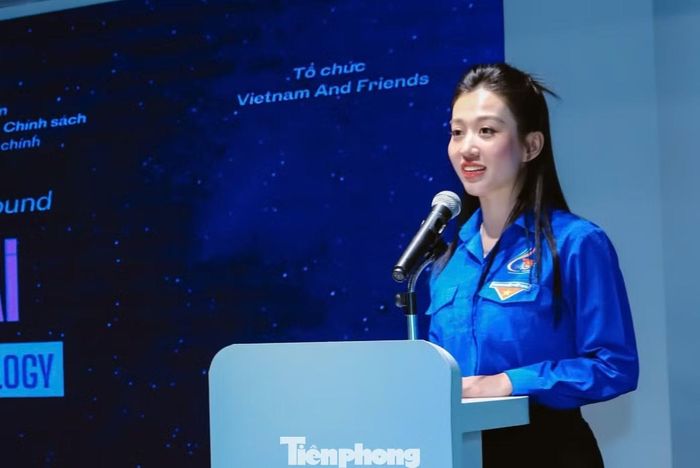Chị Bùi Hải Vy - Bí thư Đoàn Trung tâm Đổi mới sáng tạo Quốc gia phát biểu tại chương trình.