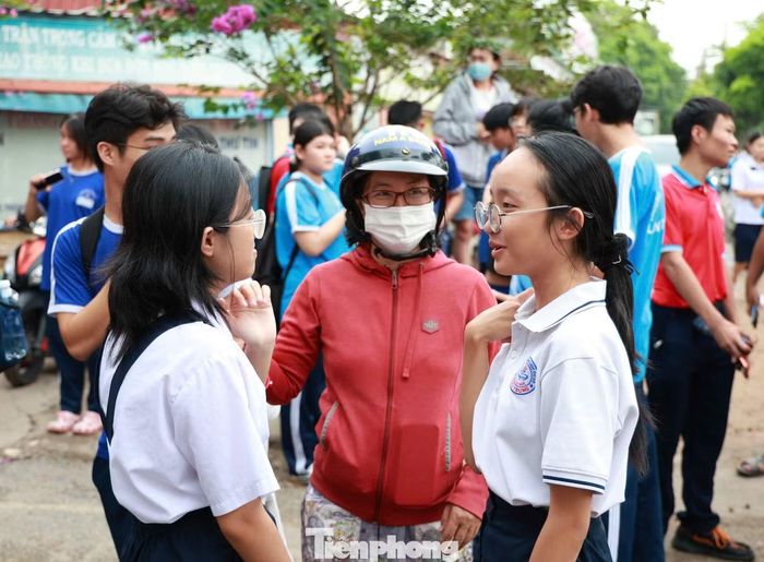 Thí sinh đã hoàn thành môn thi thứ hai vào chiều 1/6 tại điểm thi Trường THCS Linh Trung, phường Linh Xuân (TPHCM).