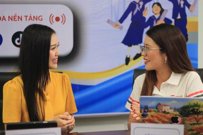 Đồng hành với buổi livestream còn có Thạc sĩ Đỗ Thị Ngọc Anh (IELTS 8.5) hiện là quản lý học thuật tại DOL English. Cô Ngọc Anh từng đoạt học bổng và tốt nghiệp cử nhân kinh tế loại ưu, ĐH Tài chính (trực thuộc Chính phủ Nga).