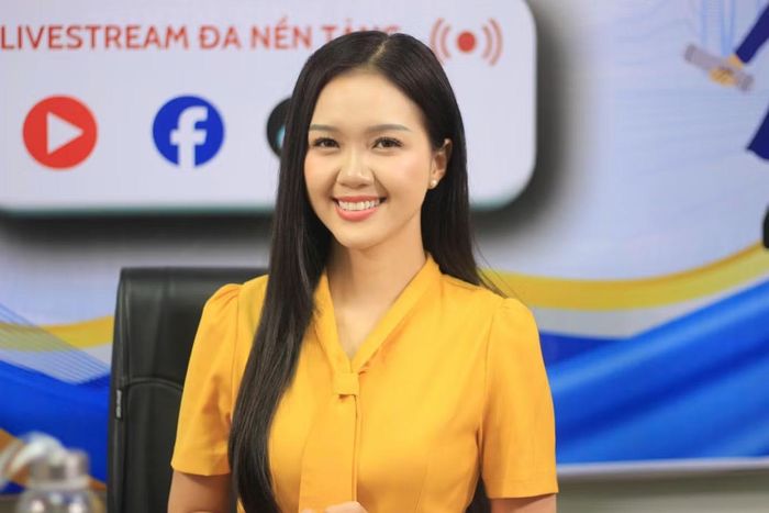 MC Mỹ Vân tích cực trao đổi cùng hai khách mời.