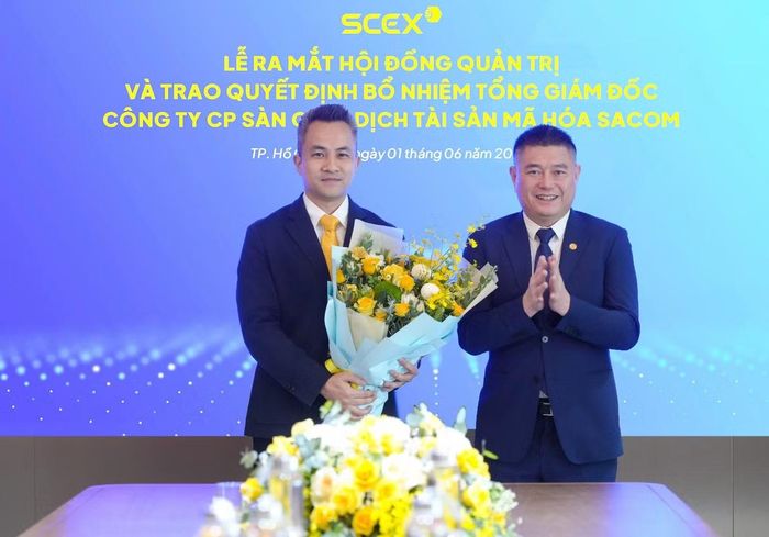Ông Nguyễn Đức Thụy tặng hoa chúc mừng Chủ tịch HĐQT SCEX