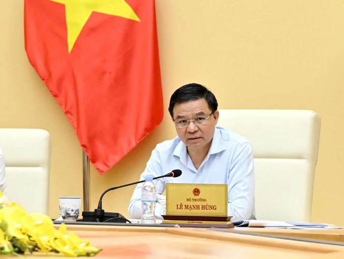 Bộ trưởng Công Thương Lê Mạnh Hùng chỉ đạo tại cuộc họp