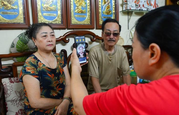 Khách hàng thực hiện xác thực thông tin thuê bao tại nhà.