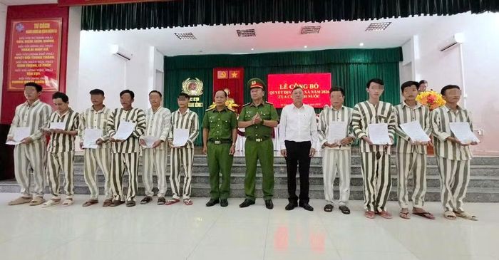 Lãnh đạo Trại giam Kênh 7 và TAND tỉnh An Giang trao Quyết định đặc xá năm 2026 của Chủ tịch nước cho các phạm nhân. Ảnh: V. Vũ.