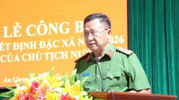 Đại tá Tạ Đức Hoan, Giám thị Trại giam Kênh 7, công bố Quyết định đặc xá năm 2026 của Chủ tịch nước cho 108 phạm nhân.