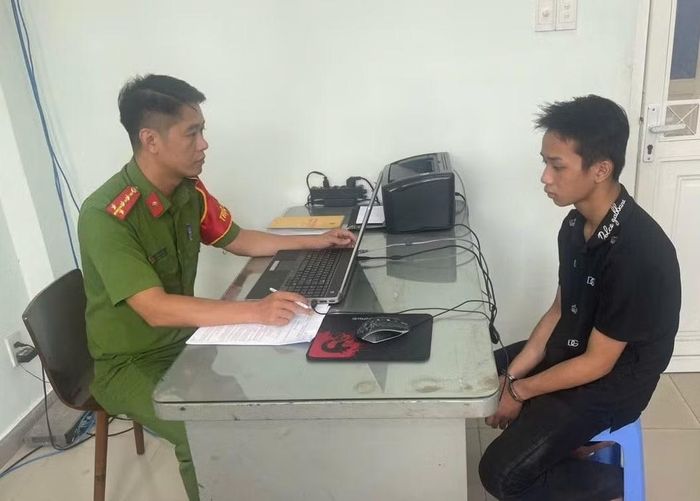 Công an làm việc, lấy lời khai của Sang.
