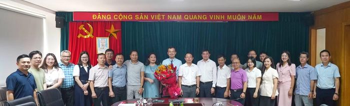  Các đại biểu và tập thể cán bộ Báo Tiền Phong chúc mừng nhà báo Nguyễn Ngọc Tiến. Ảnh: Hiếu Duy. 