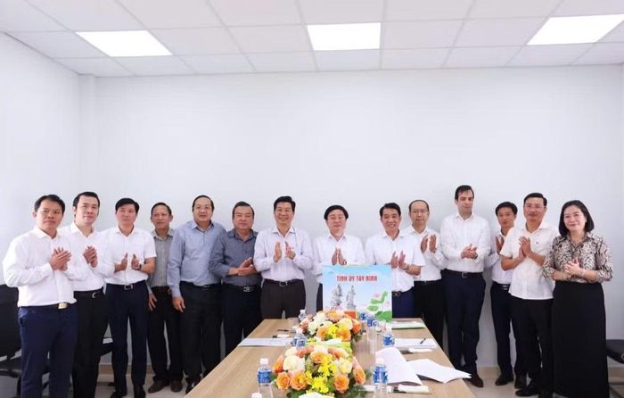 Các đại biểu chụp ảnh lưu niệm sau buổi làm việc và khảo sát thực tế tại Dự án DHN Tây Ninh 2.