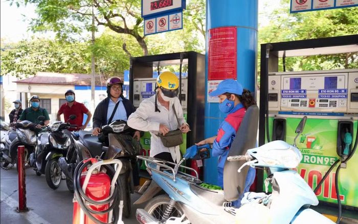 Người dân đổ xăng trong ngày 1/6. Ảnh: Báo Tiền Phong.