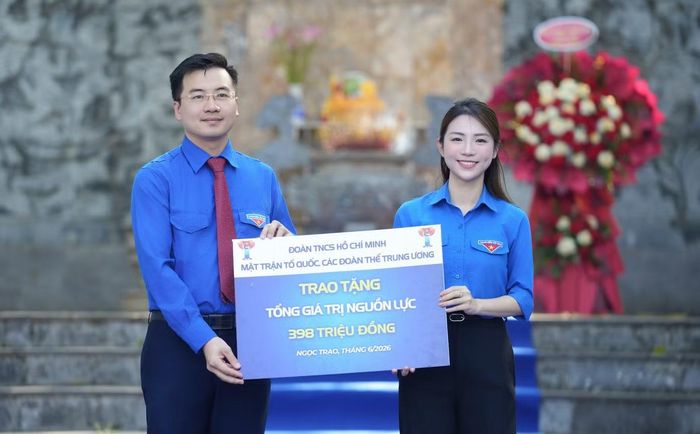 Bí thư Đoàn TNCS Hồ Chí Minh MTTQ, các đoàn thể Trung ương Nguyễn Nhất Linh trao tặng biển hỗ trợ nguồn lực cho đoàn viên thanh niên trên địa bàn tỉnh Thanh Hóa trong Chiến dịch thanh niên tình nguyện hè 2026.