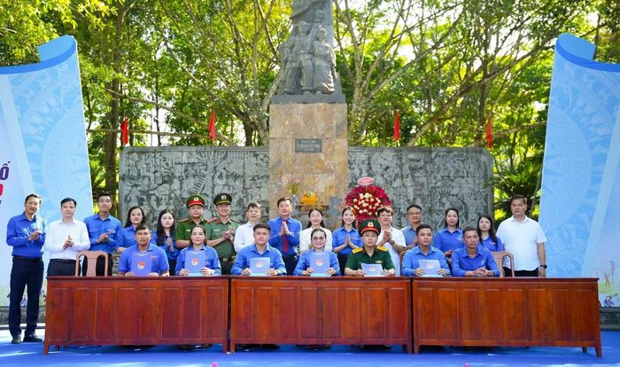 Đoàn TNCS Hồ Chí Minh tỉnh Thanh Hóa và Đoàn TNCS Hồ Chí Minh MTTQ, các đoàn thể Trung ương ký kết kết nghĩa.