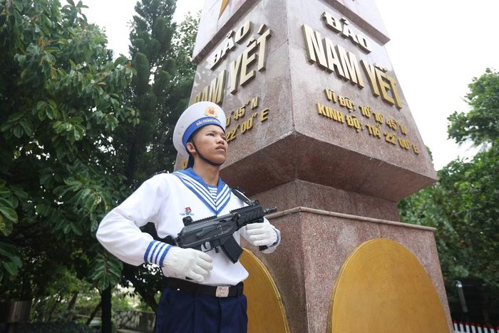 Chiến sĩ làm nhiệm vụ trên đảo Nam Yết