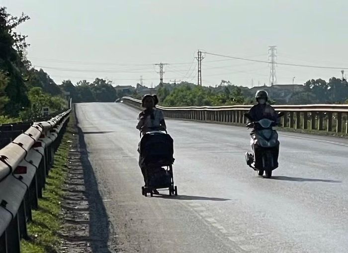 Nhiều người ngỏ ý giúp đỡ nhưng người mẹ trẻ đều từ chối.