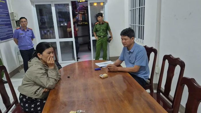 Bà Hà và ông Lời tại cơ quan công an.
