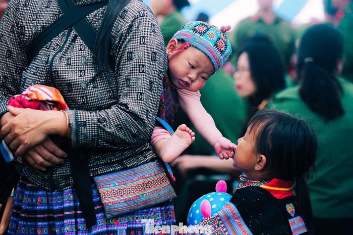 Bé trai tinh nghịch trên lưng mẹ.