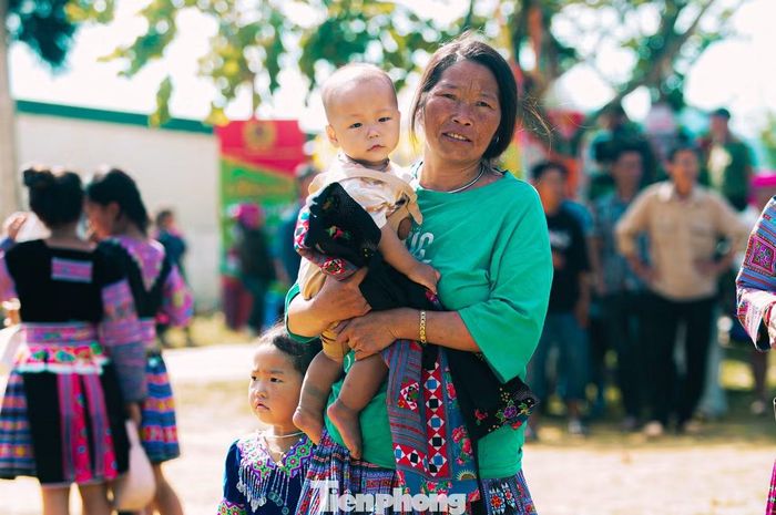 Em bé chỉ vài tháng tuổi theo bà xuống chợ.