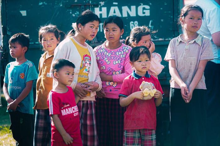 Vân Hồ (Sơn La), cách Hà Nội khoảng 160 km, là nơi sinh sống của nhiều đồng bào dân tộc như Thái, Dao, H’Mông. Nhờ sự quan tâm của Đảng, Nhà nước và lực lượng Công an nhân dân, vùng đất từng còn nhiều khó khăn nay đã đổi thay rõ nét. Cuộc sống người dân ngày càng ổn định, bình yên hơn; trẻ em được chăm lo tốt hơn về học tập, vui chơi và điều kiện phát triển toàn diện.