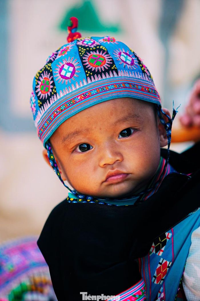 Ánh mắt hồn nhiên, ngây thơ của trẻ em vùng cao khiến nhiều du khách đến thăm vùng đất Vân Hồ thích thú ngắm nhìn.