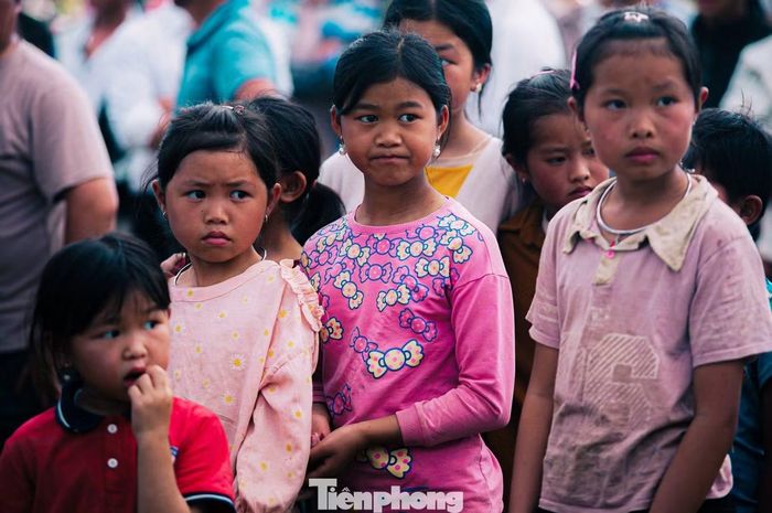 Đi khắp Vân Hồ, không chỉ thấy được vẻ đẹp của núi rừng hùng vĩ, trải nghiệm những phiên chợ của người dân tộc mà còn bắt gặp những ánh mắt trong sáng, nét đẹp thơ ngây của những em nhỏ vùng cao xúng xính trong những trang phục truyền thống.