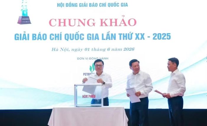 Các thành viên Hội đồng chung khảo bỏ phiếu lựa chọn các tác phẩm xuất sắc nhất.