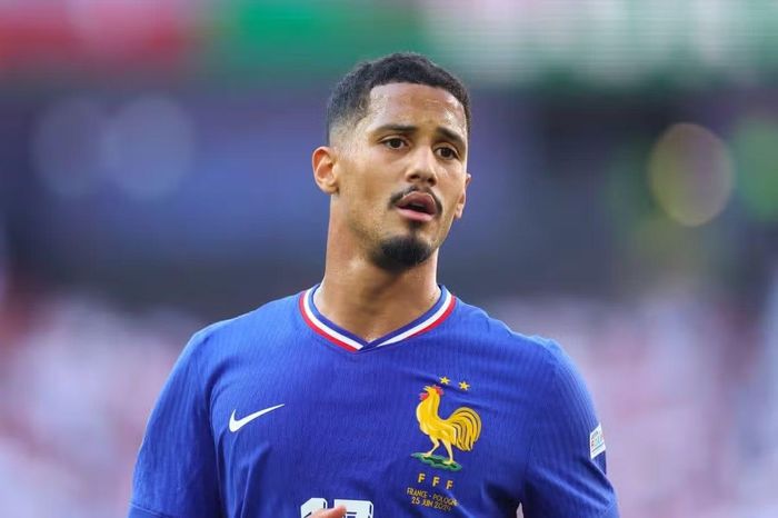 Saliba bị đau sau trận chung kết C1 với PSG.