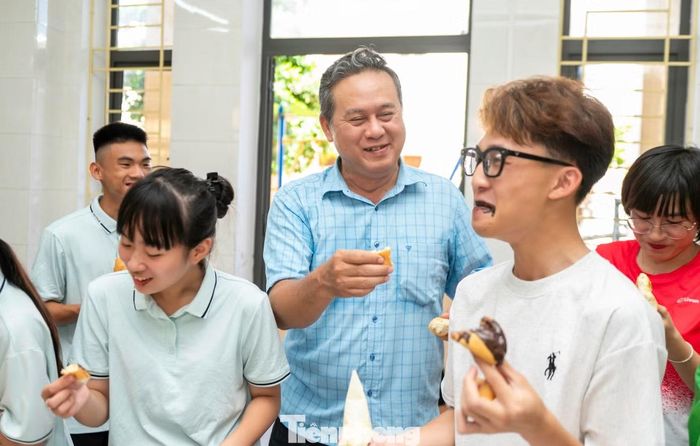 Trao đổi với PV Báo Tiền Phong, ông Nguyễn Nam Thắng - Phó Giám đốc Trung tâm cho biết, tại đây đang nuôi dưỡng chăm sóc 76 trẻ có hoàn cảnh đặc biệt trong đó có trẻ mồ côi và trẻ cần được bảo vệ chăm sóc, giáo dục.